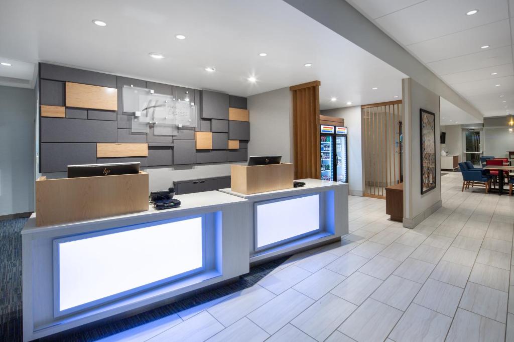 Holiday Inn Express & Suites - Chico, an IHG Hotel photo 3