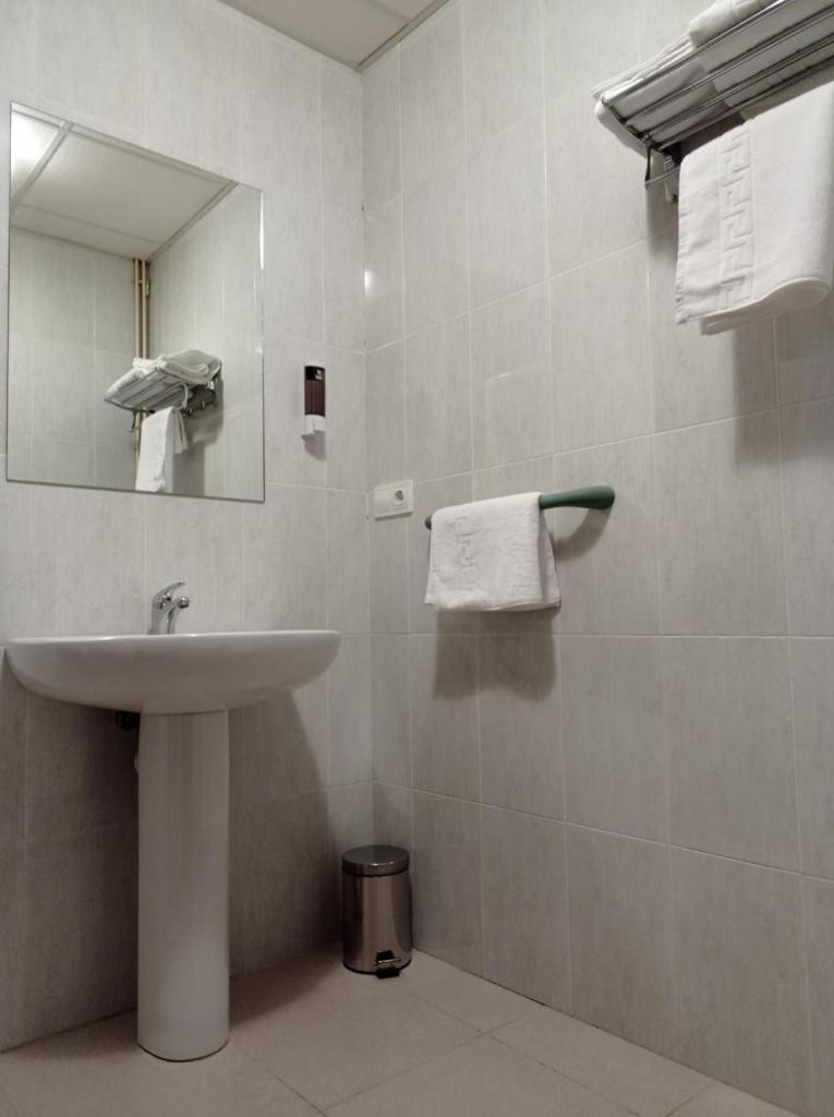 Hostal Brin - Tap to explore photos