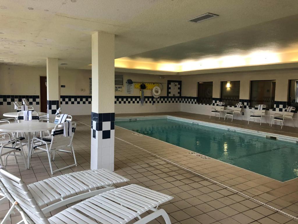 Holiday Inn Express Hotel & Suites Anderson, an IHG Hotel photo 2