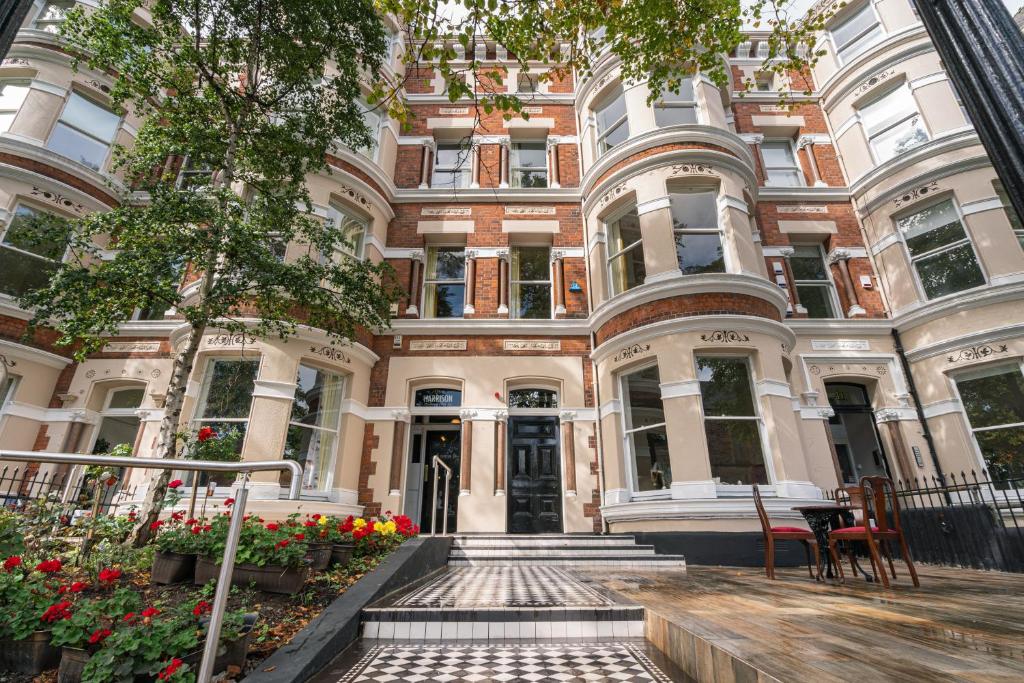 The Harrison Chambers of Distinction - Tap to explore photos