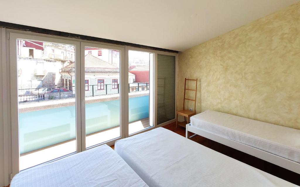 Трехместный (Трехместный номер с общей ванной комнатой), Best Guest Porto Hostel