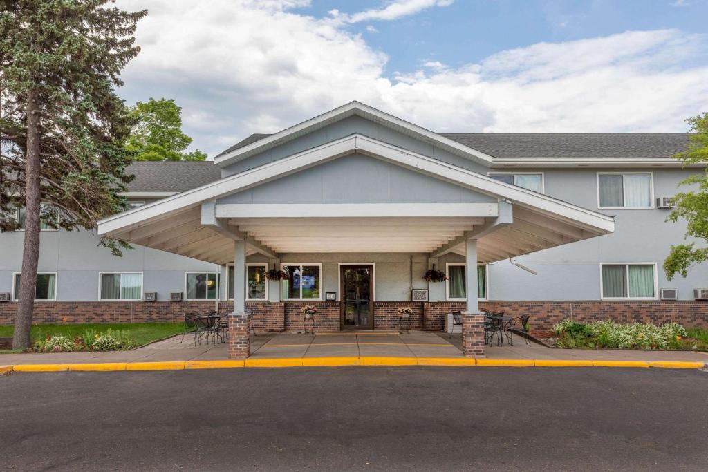 Super 8 by Wyndham Duluth photo 1