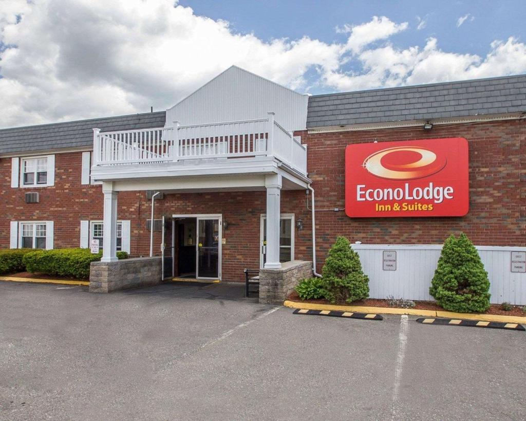 Econo Lodge Inn & Suites Airport image