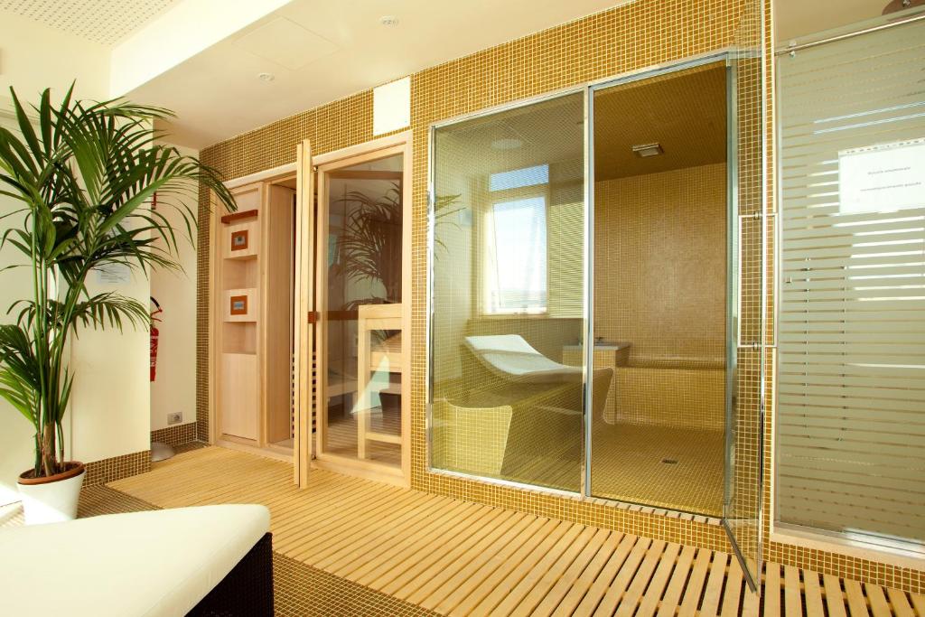 Breaking Business Hotel photo 1