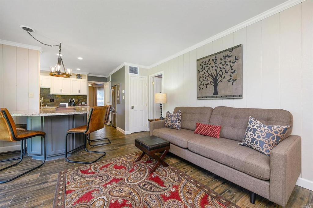 40% OFF Spectacular 1BD Suite inside Silverado image
