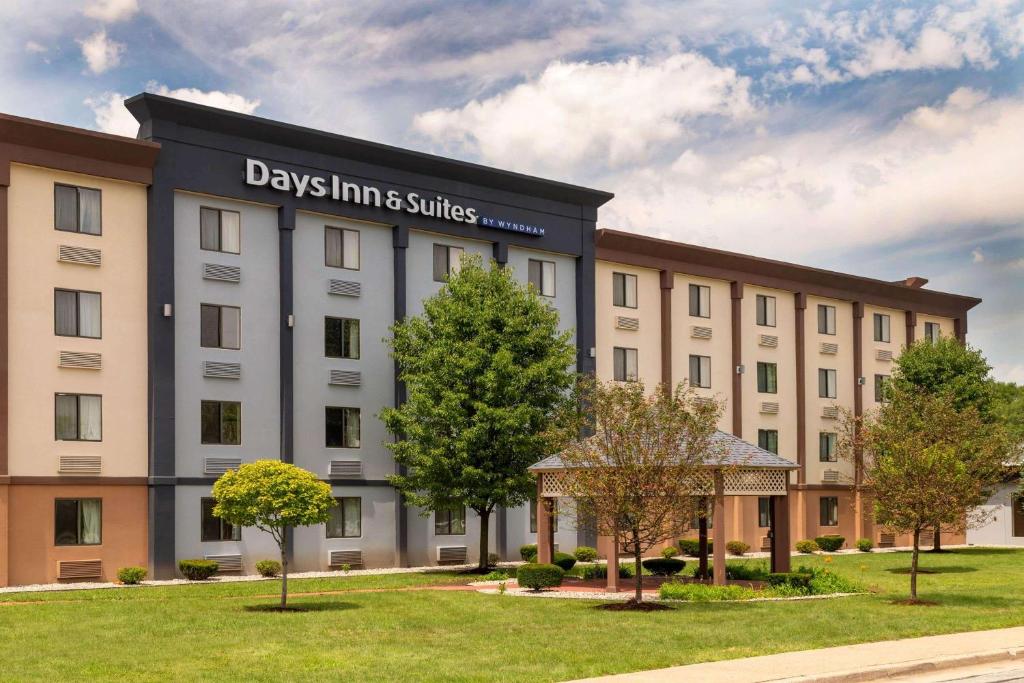 Days Inn and Suites by Wyndham Hammond, IN image