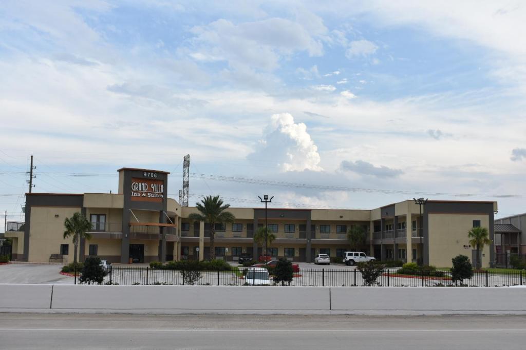 Grand Villa Inn & Suites - Humble image