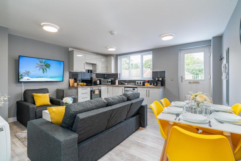 Elegant Flat Near Stonehenge, Amesbury Town Centre Smart TVs Netflix FREE PARKING photo 2