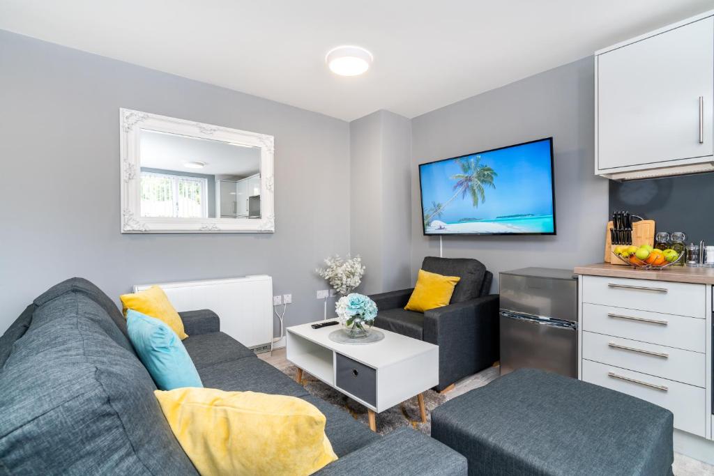 Elegant Flat Near Stonehenge, Amesbury Town Centre Smart TVs Netflix FREE PARKING photo 3