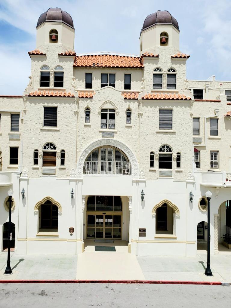 Romantic Studio in the Heart of Palm Beach - FREE valet service image