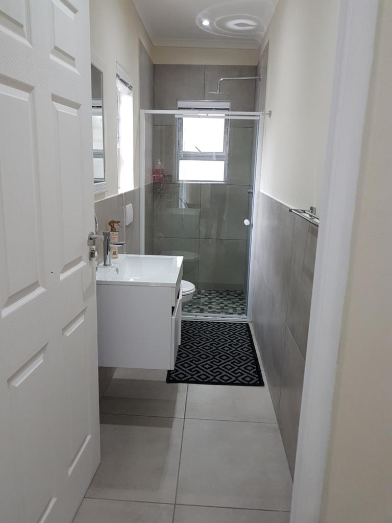 Sharon's House: Modern Self-Catering rooms - Tap to explore photos