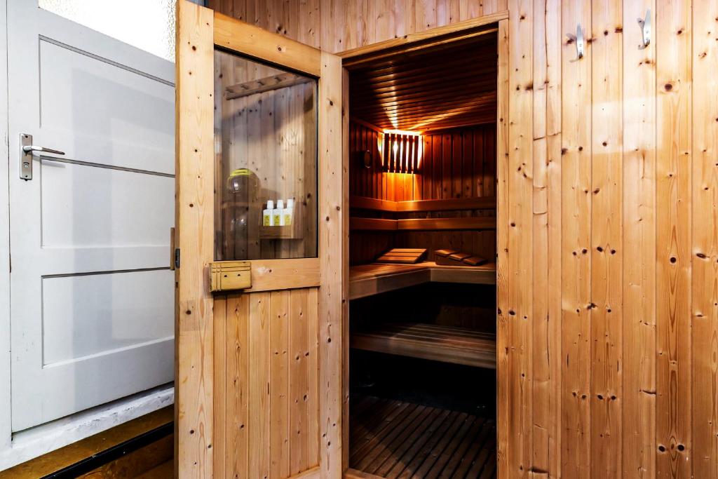 De Kapiteinshut aan de rivier met XL ligbad en sauna photo 3