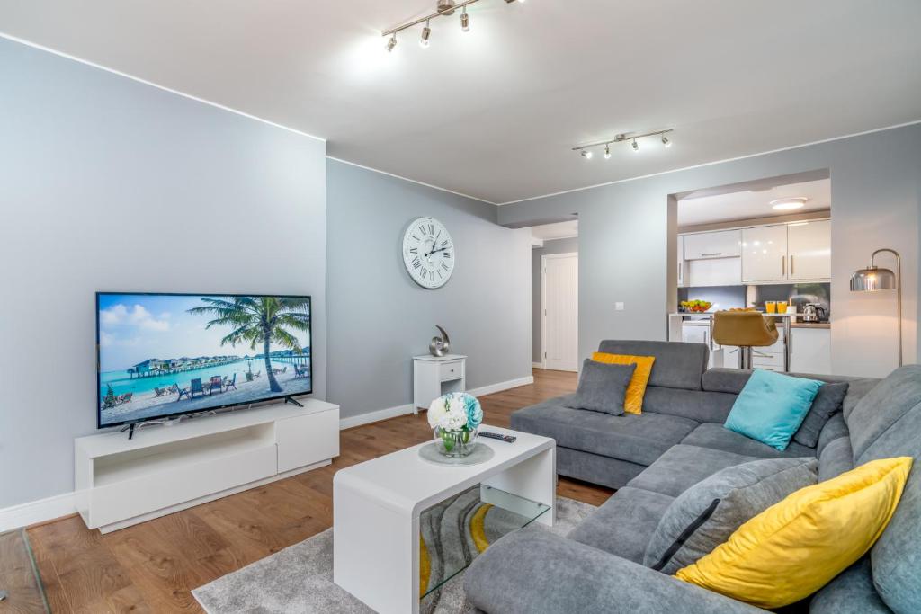 Large Apartment Near Stonehenge Amesbury Town Centre Smart TVs Netflix FREE PARKING photo 1