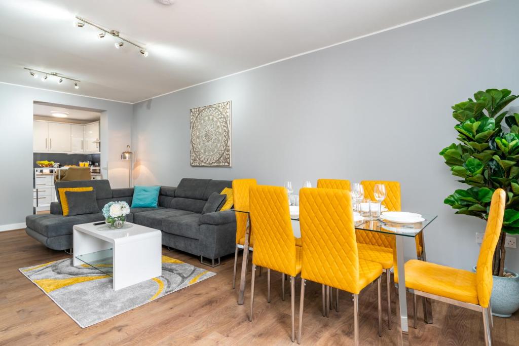 Large Apartment Near Stonehenge Amesbury Town Centre Smart TVs Netflix FREE PARKING photo 3