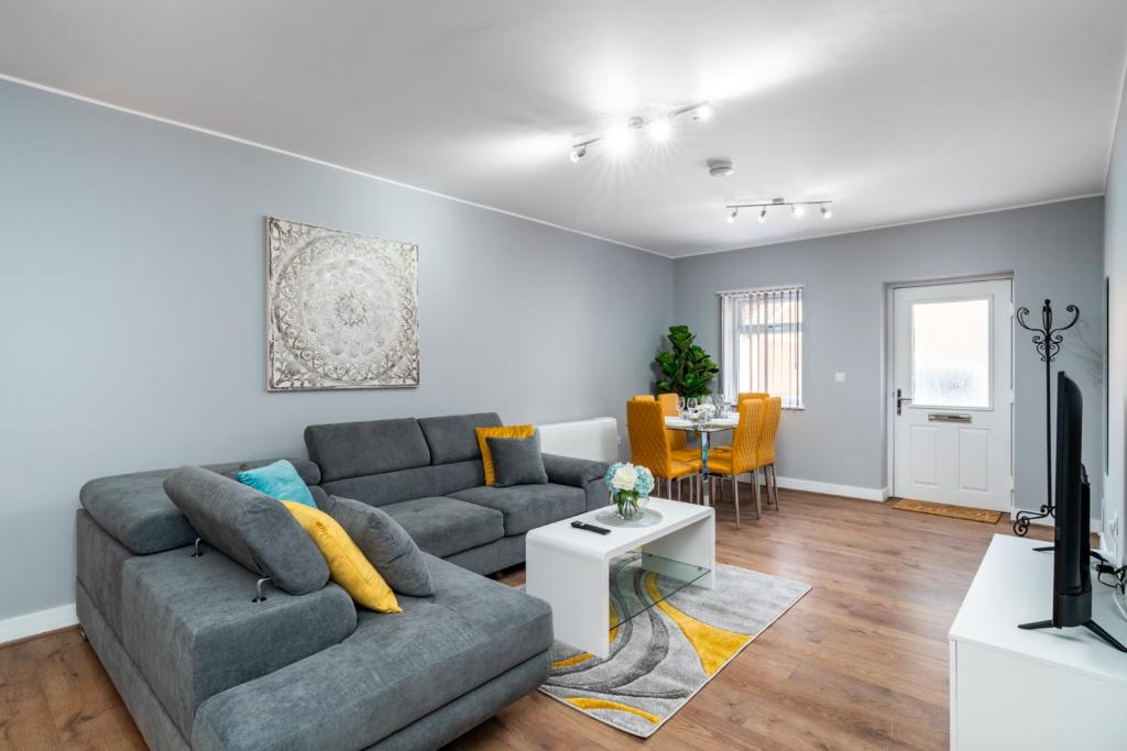 Large Apartment Near Stonehenge Amesbury Town Centre Smart TVs Netflix FREE PARKING photo 2