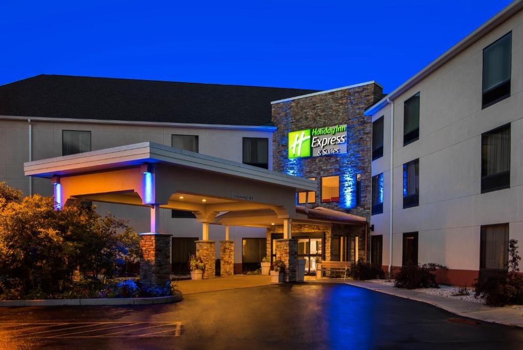 Holiday Inn Express Hotel & Suites Great Barrington, an IHG Hotel image