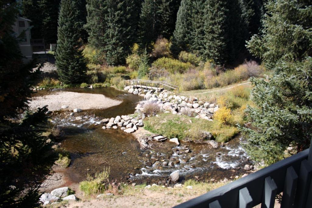 Pinecreek #I - 3 BR - Private Hot Tub - Close to Town - Shuttle to Slopes image