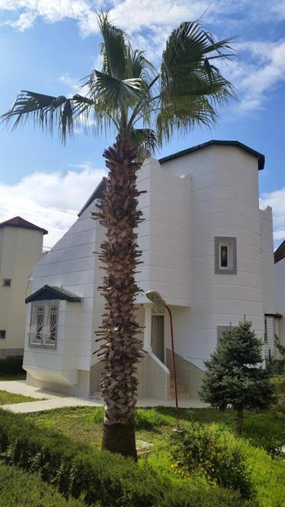 Cosy Villa With Communal Pool, Rooftop Suntrap Area photo 2