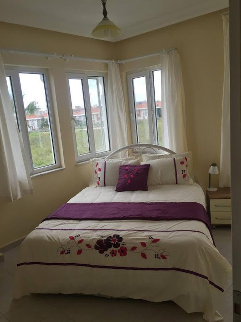Cosy Villa With Communal Pool, Rooftop Suntrap Area photo 3