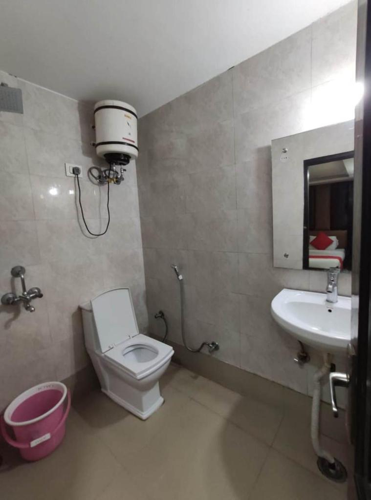 Двухместный (Улучшенный двухместный номер с 1 кроватью), Hotel Airport Plaza