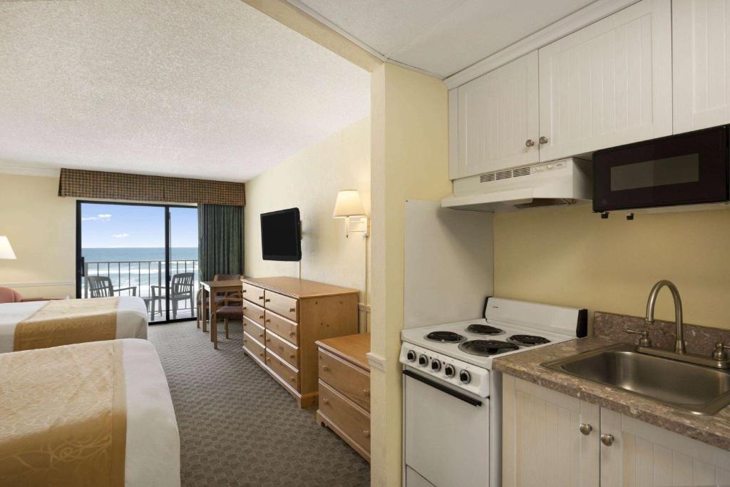 Days Inn by Wyndham Daytona Oceanfront photo 3