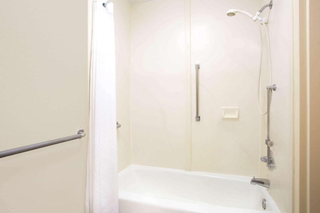 Days Inn by Wyndham Easley West Of Greenville/Clemson Area photo 1