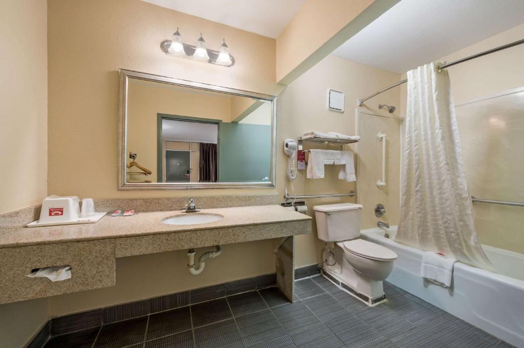 Econo Lodge Cullman South - Tap to explore photos
