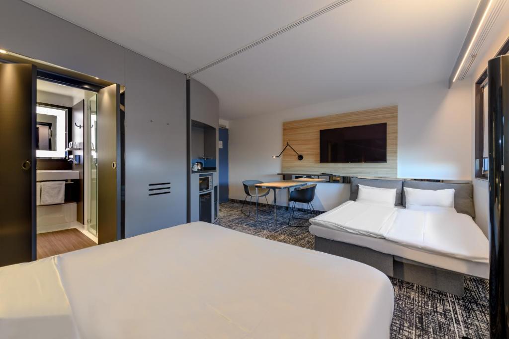 Сьюит (Улучшенный люкс с 1 двуспальной и 1 односпальной кроватью), Novotel Suites Berlin City Potsdamer Platz