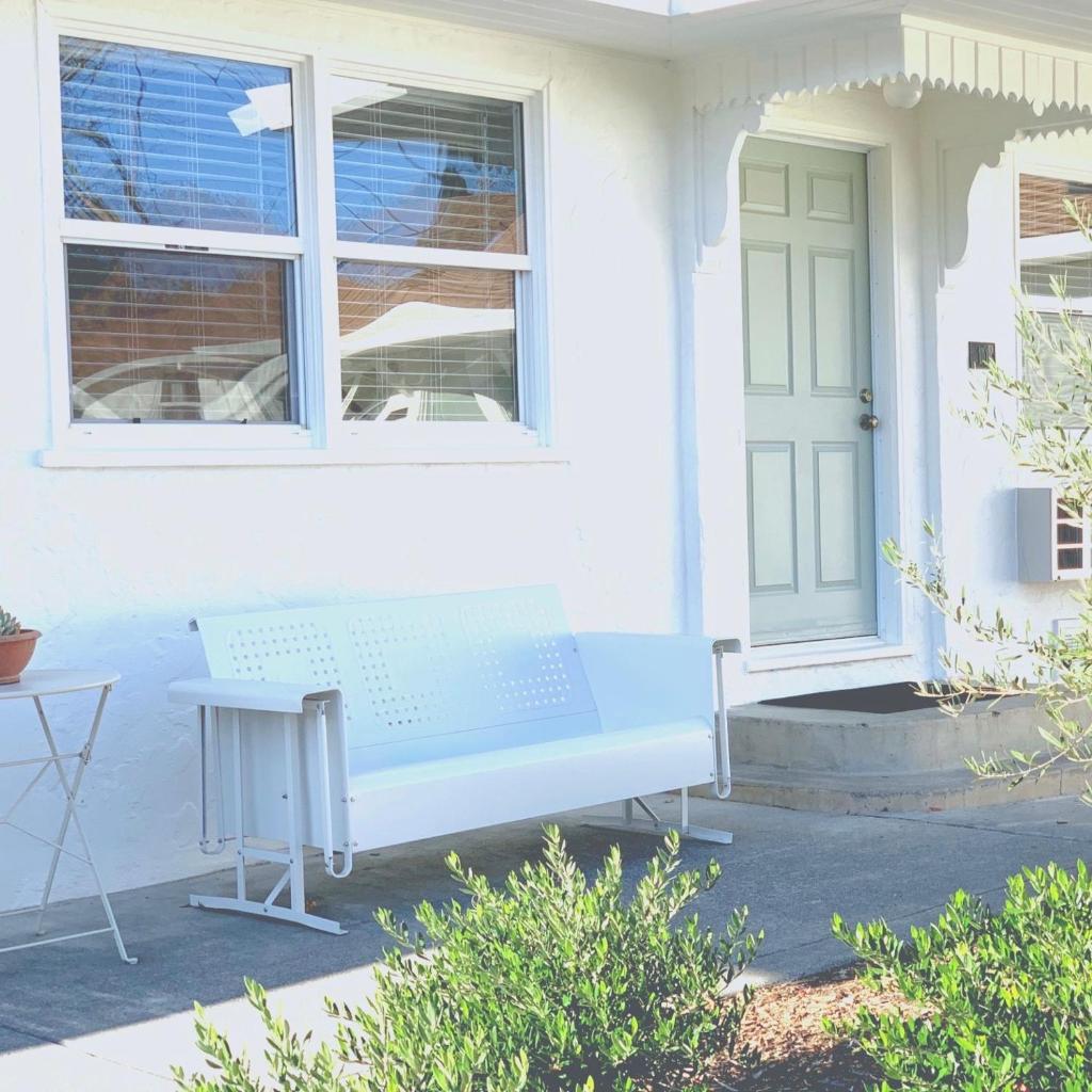 Carlin's Cottage Court image