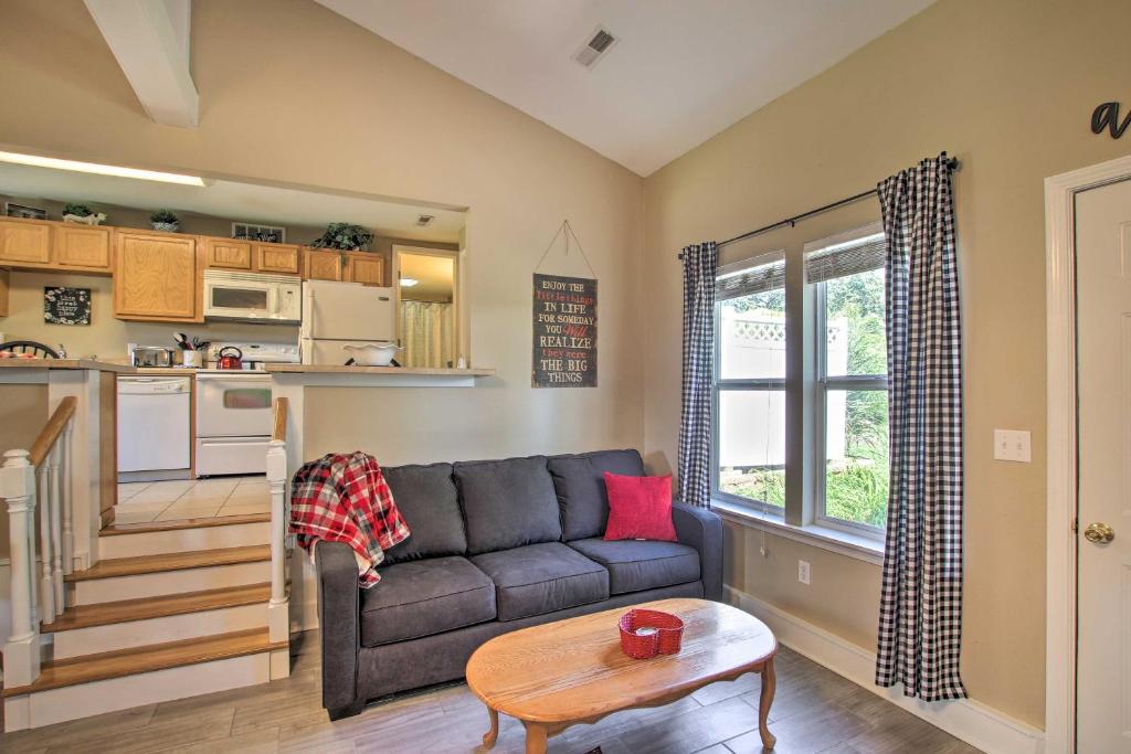 Turtle Rock - Ironton Cabin with Furnished Patio! photo 3