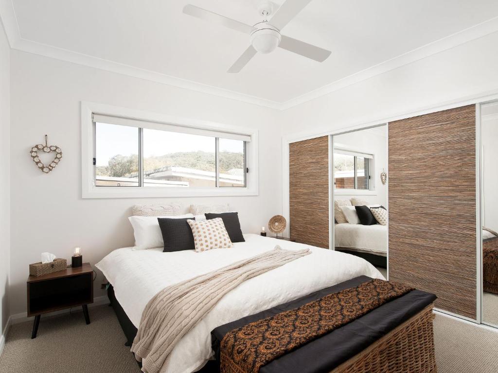 Calm at Shoal Bay photo 4