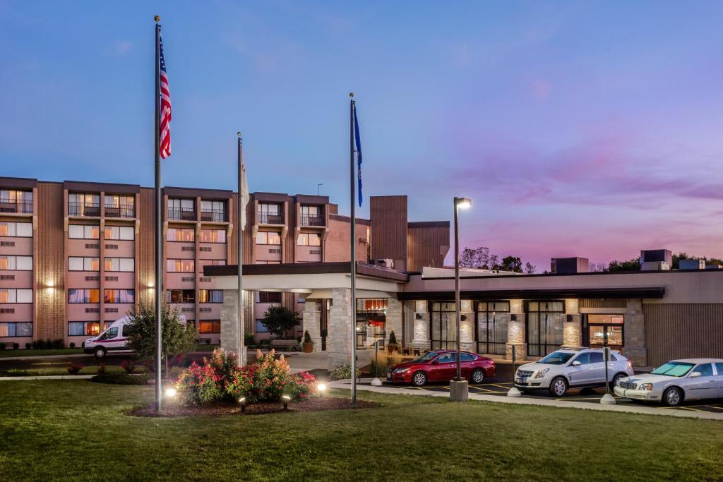 Crowne Plaza Milwaukee South, an IHG Hotel image