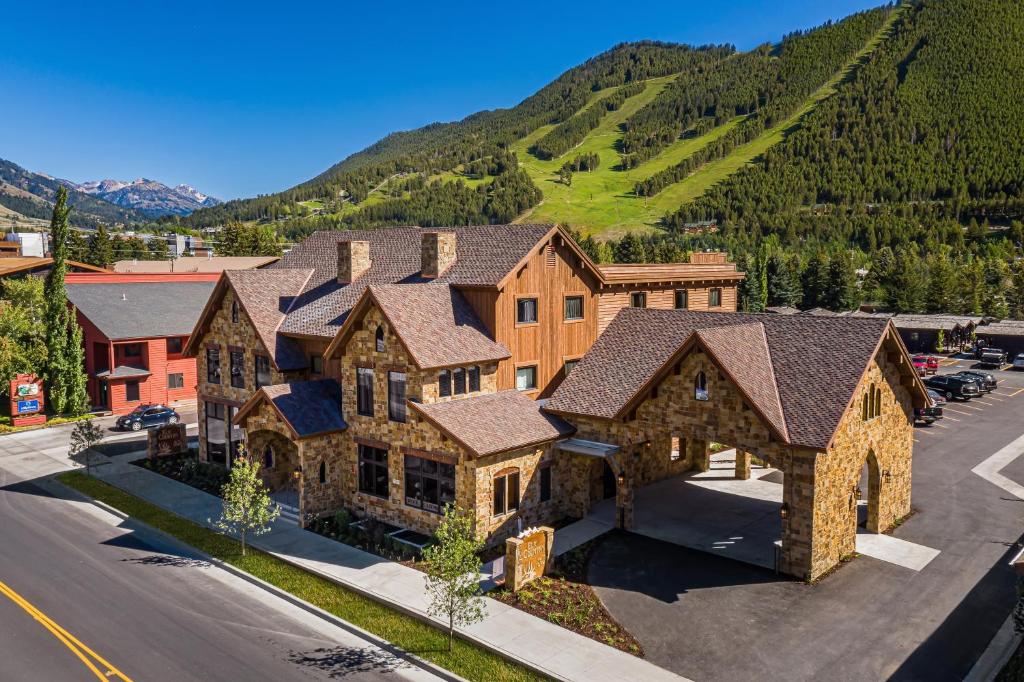 Elk Country Inn image