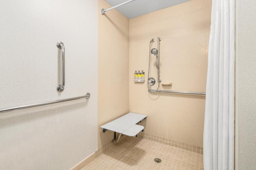 Holiday Inn Express & Suites Wilmington-Newark, an IHG Hotel photo 3