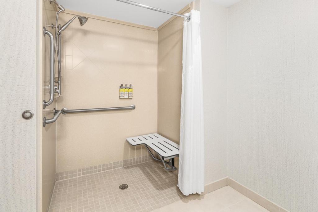 Holiday Inn Express & Suites Wilmington-Newark, an IHG Hotel photo 2