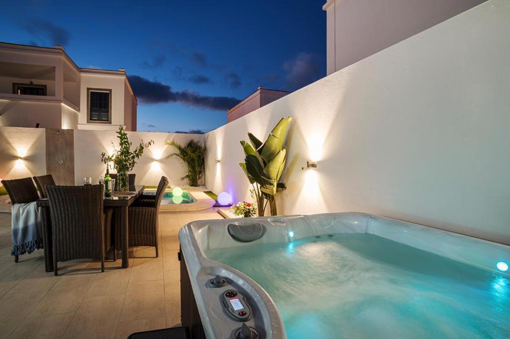 Villa palmera jacuzzi photo 1