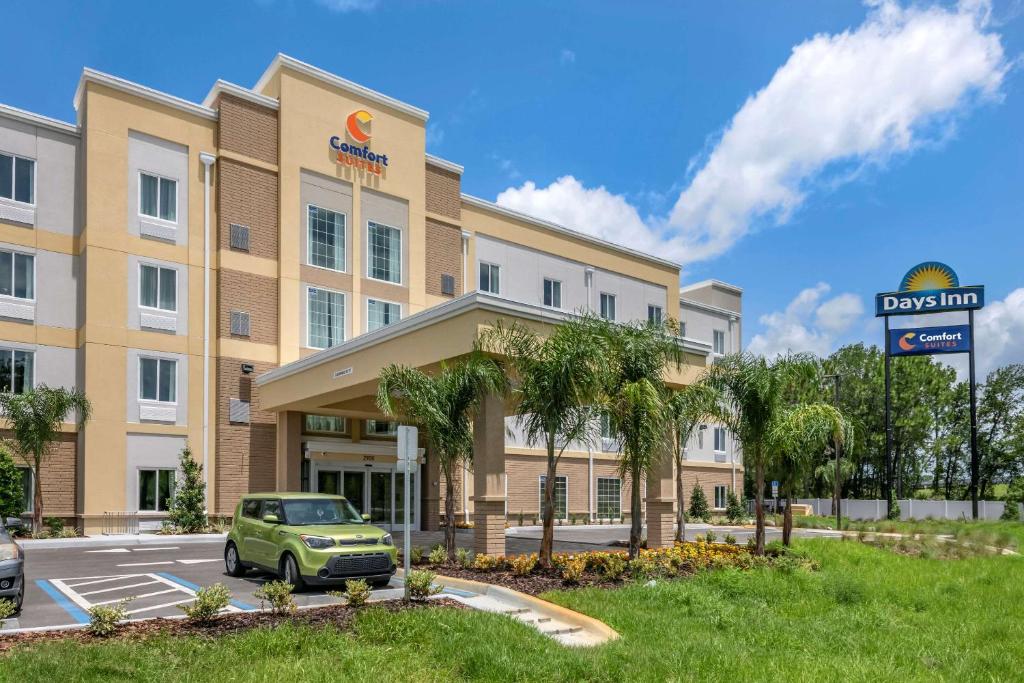Comfort Suites Daytona Beach - Speedway photo 1
