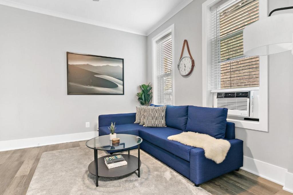 Comfy & Stylish 2BR & 1BA in West Town - Erie 1R photo 1