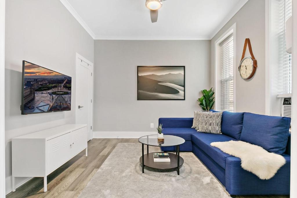 Comfy & Stylish 2BR & 1BA in West Town - Erie 1R photo 2