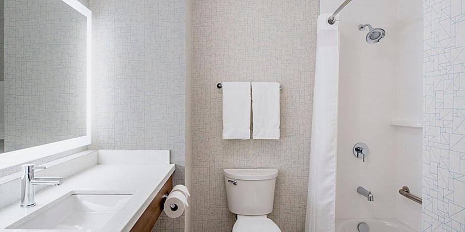 Holiday Inn Express & Suites - Brandon, an IHG Hotel photo 2