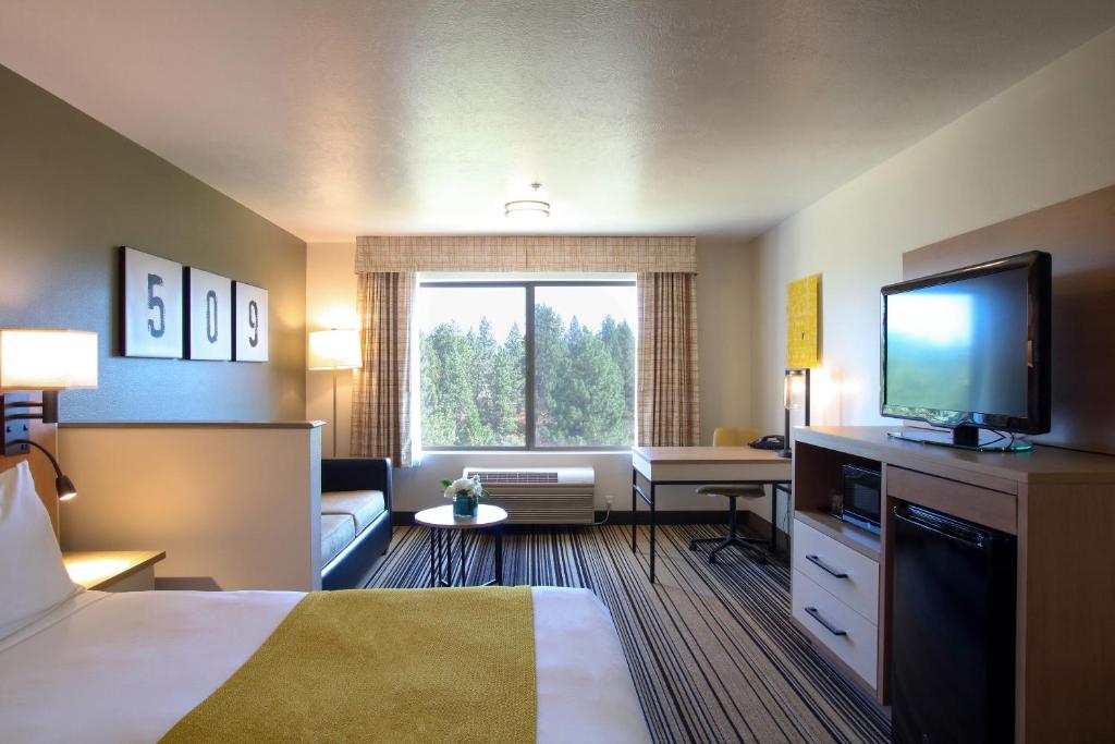 Oxford Suites Spokane Valley image