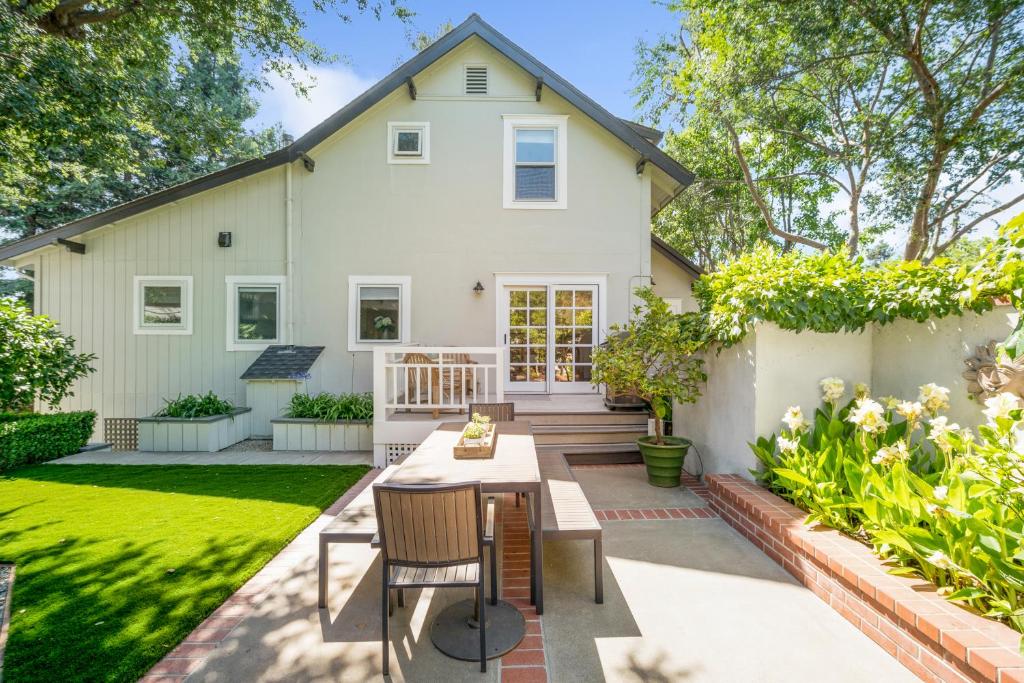 The Oxbow House - Designer 3BD/2BA Home image