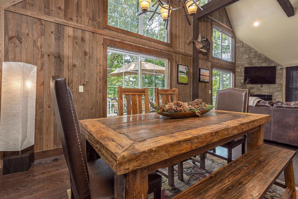 Mountain Creek Cabin - Luxury Lakefront Home - Hot Tub- Pool Table - Movie Theater photo 3