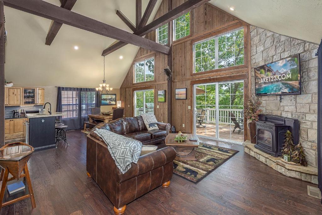 Mountain Creek Cabin - Luxury Lakefront Home - Hot Tub- Pool Table - Movie Theater photo 4