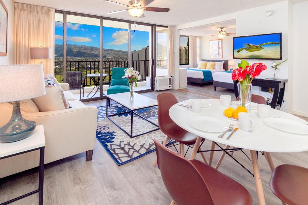 Warm Aloha Vibes, Mountain Views, Short Walk to Beach, and Free Parking image