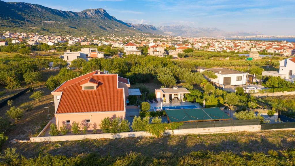 Villa Toni with 5 bedrooms and heated pool photo 2