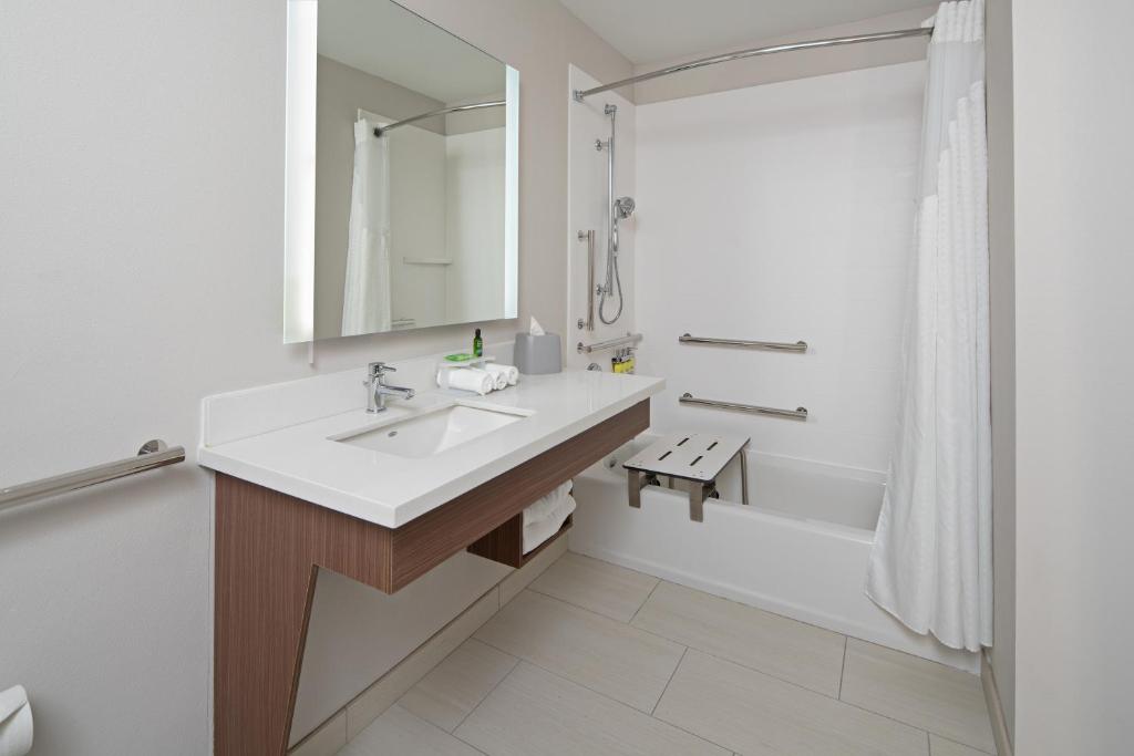 Holiday Inn Express Seattle - Sea-Tac Airport, an IHG Hotel photo 1
