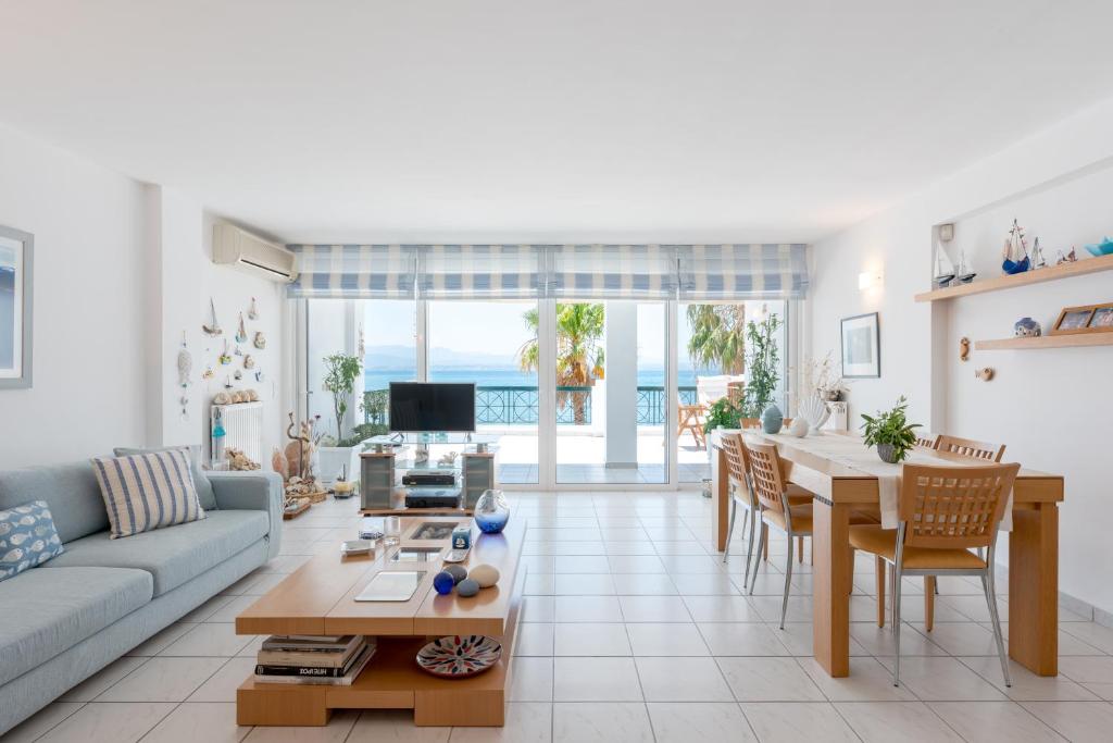 Beachfront Modern Apartment photo 1