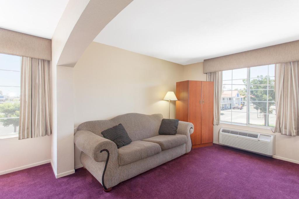 Ramada by Wyndham Fresno Northwest photo 2