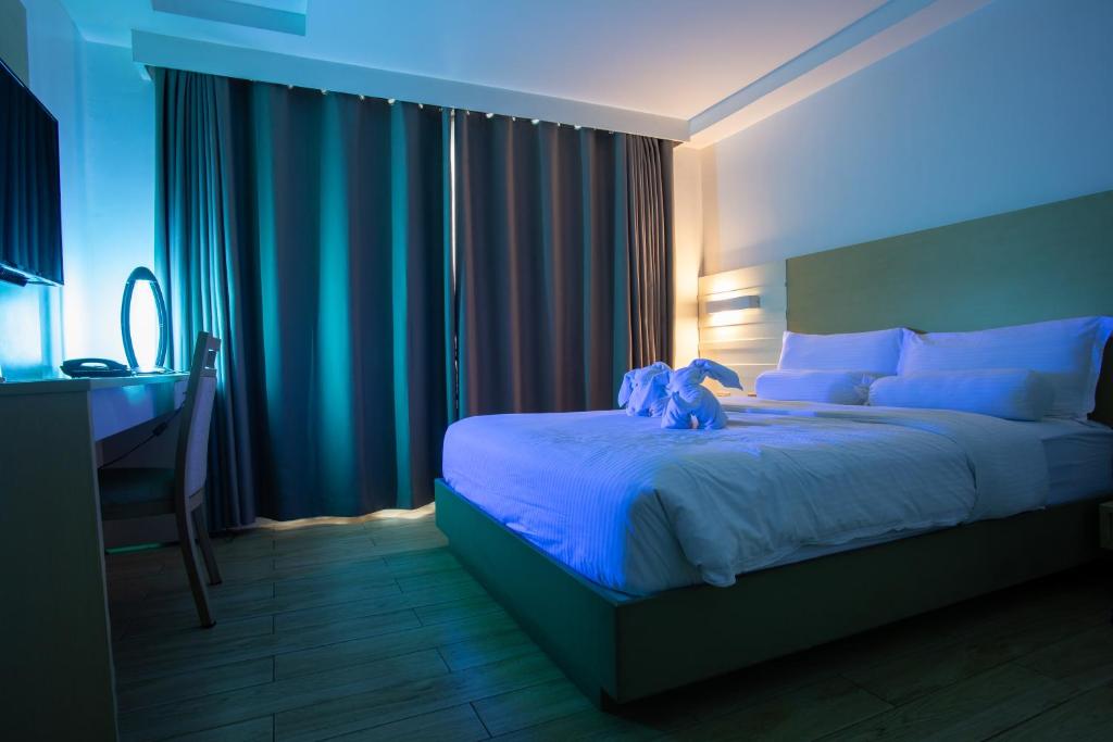 Двухместный (Номер Делюкс с кроватью размера «queen-size»), Heroes Hotel